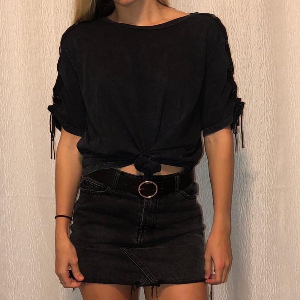 Black T-shirt / tied sleeves